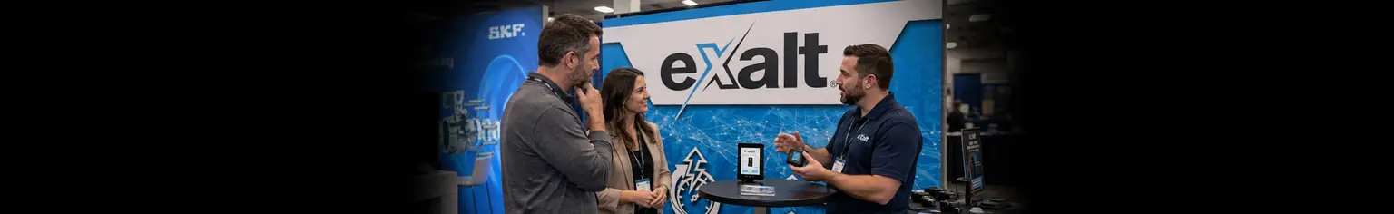 Visiteurs au kiosque Exalt Systems lors d'un salon