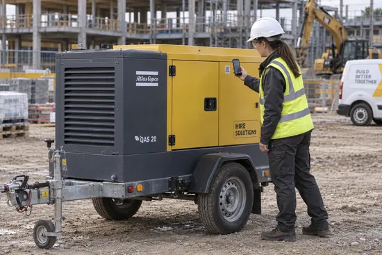 Lecture du code d'une génératrice avec un téléphone sur un chantier